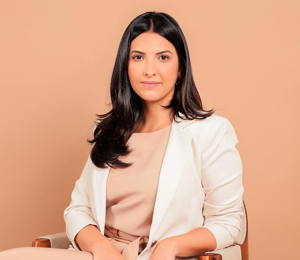 “Nessa faixa etária, o sistema imunológico ainda está em desenvolvimento. Soma-se a isso a maior exposição em ambientes coletivos, como escolas e creches, além de comportamentos típicos da infância, como levar mãos e objetos à boca e o contato físico frequente. Muitas vezes, são as crianças que levam o vírus para casa, transmitindo inclusive aos avós, outro grupo vulnerável”, alerta.