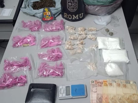 GM e PM desmantelam “biqueira” e prendem traficante com centenas de porções de drogas