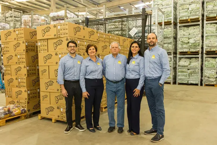 Darlene Granghelli Rodrigues entre os filhos e o marido - Foto: Milho de Ouro/Divulgação