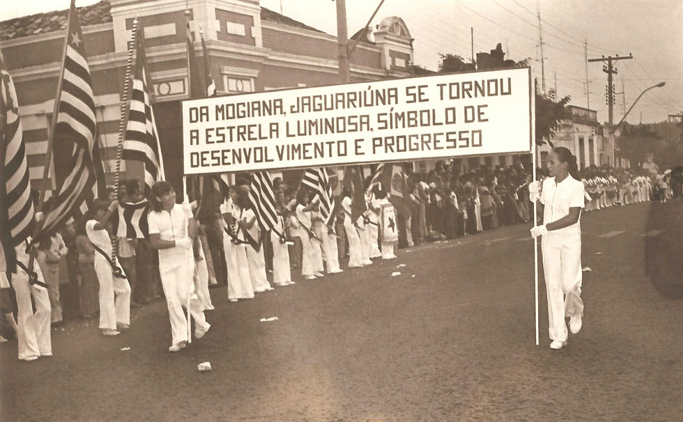 Desfile com trajes típicos de representação dos países, em comemoração do Aniversário do Município de Jaguariúna, setembro de 1972