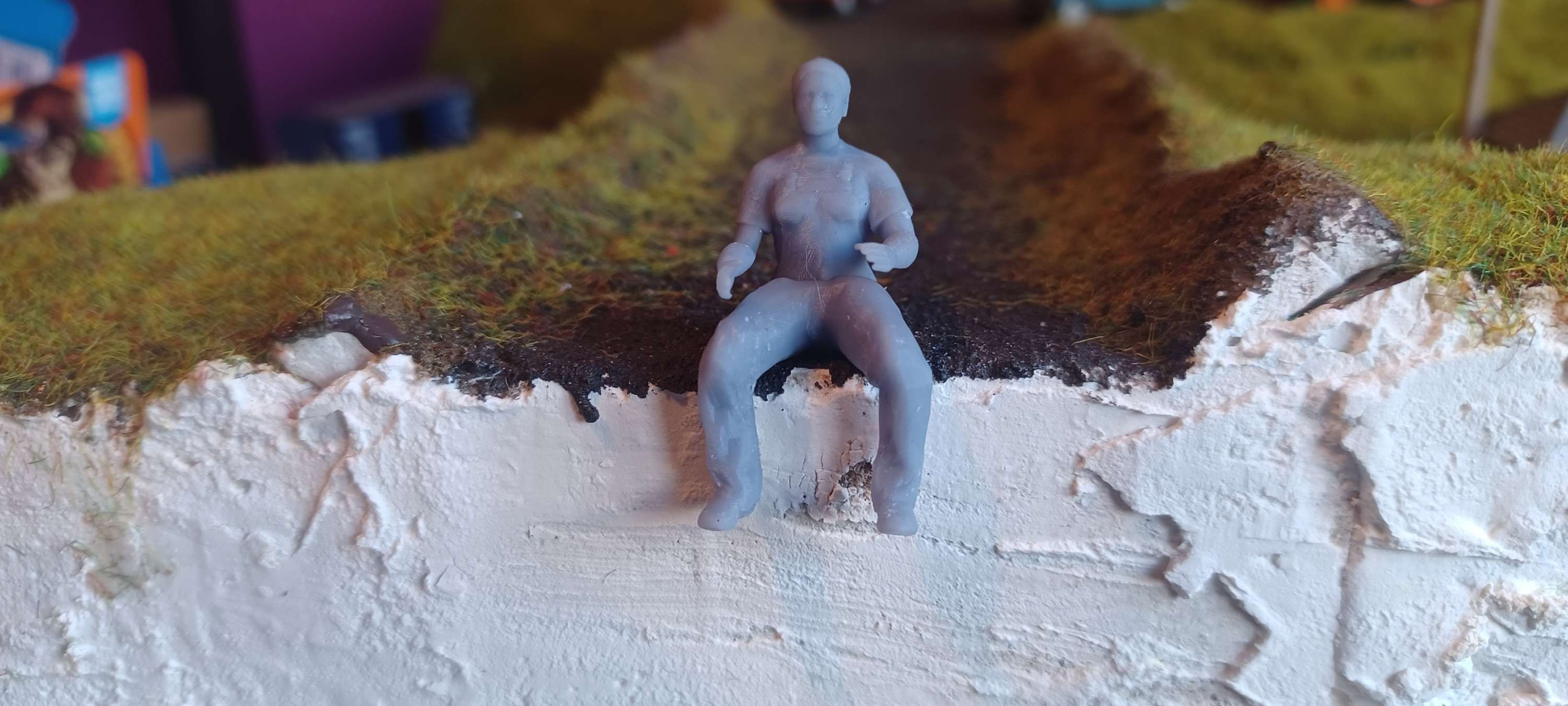 Fig: BR83: O Gauge Bare Resin Figure, Farm Lady driver arms raised