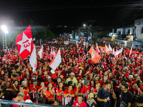 Ao lado de Rui e Jerônimo, Caetano faz comício histórico na Gleba C: “Vencemos no primeiro turno e venceremos no segundo”
