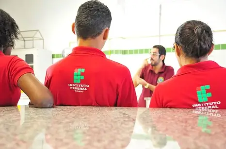 Governo anuncia R$ 400 milhões para universidades federais e autoriza funcionamento de novos IFs