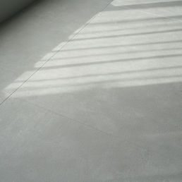 コンクリート調の床は様々シーンに適応します