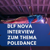 Männlicher Poledancer während Show