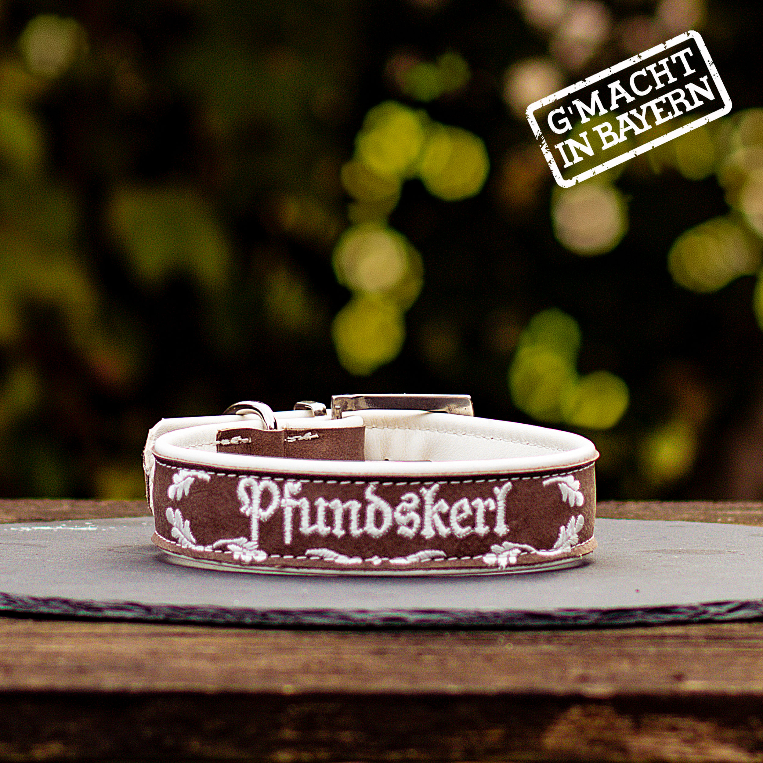 Hundehalsband aus Leder bestickt mit" PFUNDSKERL" aus dem Shop Hundsammascho.de