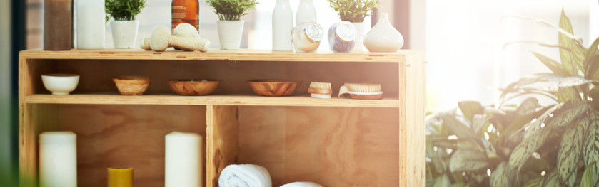 Des produits et du matériel de massage sont sur une étagère
