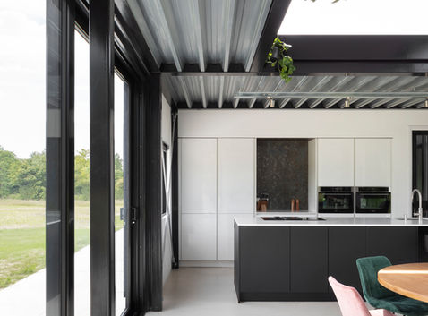 Het interieur met zichtbare staalconstructie van de woning