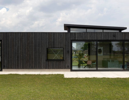 Shou Sugi Ban woning in Herkingen met duurzaam gebrand hout gevelbekleding