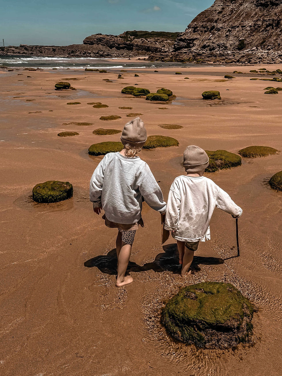 Braucht es im Familienurlaub wirklich immer Kids Club, Bällebad und Kinderbuffet – oder reicht manchmal schon viel Platz zum Spielen, Entdecken und Toben in der Natur?