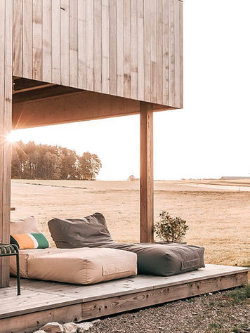 Modernes Ferienhaus Schmidhuber im Chiemgau – helle, designorientierte Ferienwohnungen für Familien, nahe dem Chiemsee, mit Loggia und Blick ins Grüne.“