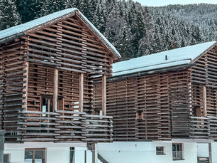 Familienfreundliche Spa-Chalets Bergwiesenglück in Tirol mit Infinity-Pool, Bergpanorama und viel Privatsphäre