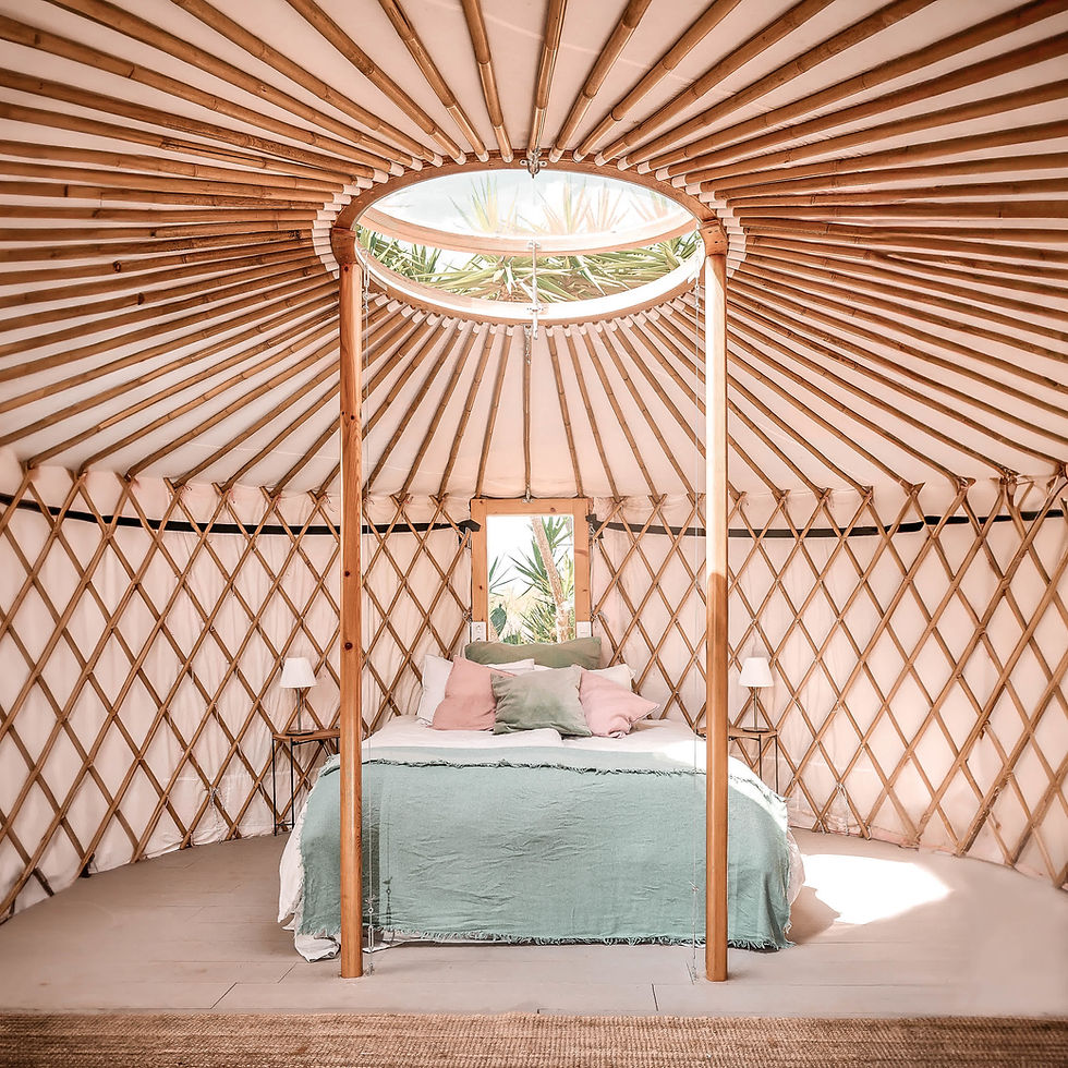 Gemütliches Yurt im Garten der Finca Can Clémentine im Südosten Mallorcas, umgeben von Palmen, ideal für Familien und Gruppenurlaub
