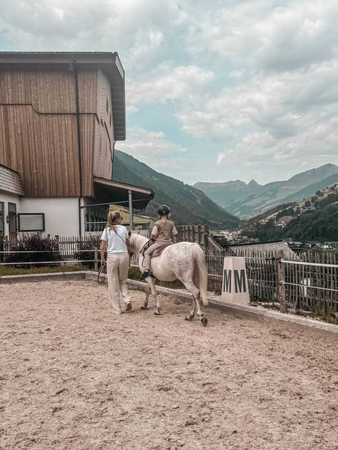 Ellmauhof in Saalbach Hinterglemm: Familienhotel und echter Bauernhof in einem, mit Reitakademie und All Inclusive
