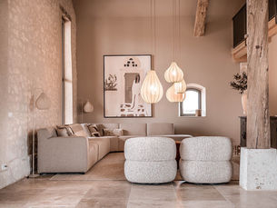 Stilvoll eingerichtetes Schlafzimmer in sanften Naturtönen auf dem Design-Landgut Domaine de Pimirol