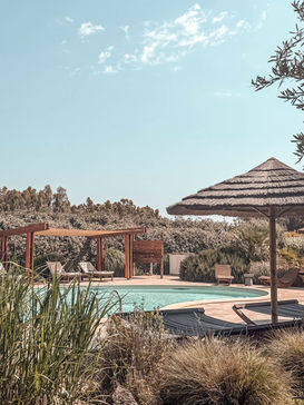 Is Cheas verbindet alles, was einen entspannten Familienurlaub auf Sardinien ausmacht: ein kleines, design-orientiertes Boutique Hotel und Weingut, nur sechs Family Lodges mit eigenem Pool