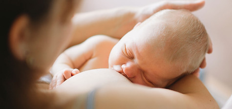 Mère allaitant bébé