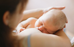 Mère allaitant son bébé