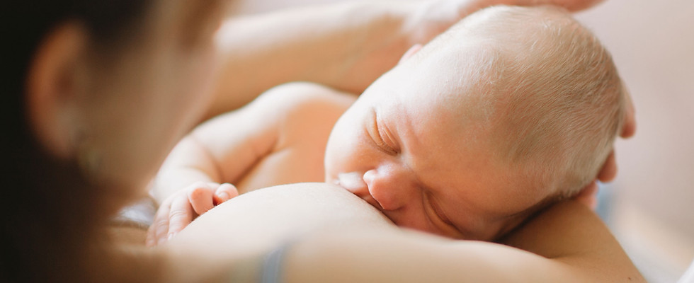 Mère allaitant bébé