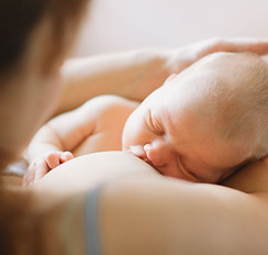 Mère allaitant bébé