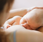 母の母乳育児の赤ちゃん