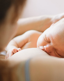 Mamma che allatta bambino