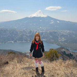 春先の雪頭ヶ岳山頂付近から、富士山と西湖の眺めを楽しむラケットちゃん