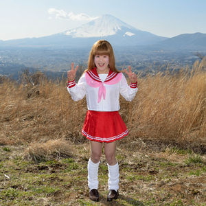 夕日の富士山背景、赤セーラー服のコスプレ（アニキャラ）