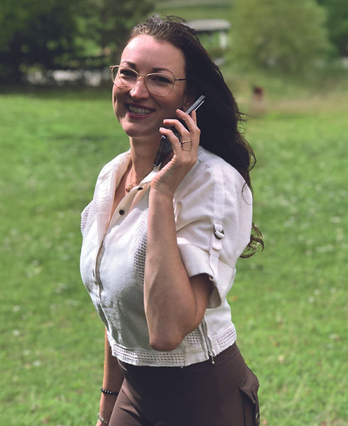 Linda telefoniert auf Wiese