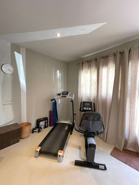 La Maison Maya Normandie Salle bien-être, équipements fitness, vélo elliptique, tapis de course, haltères, corde à sauter et tapis de yoga