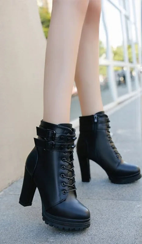Thumbnail: Women's Chunky Block Heel Lace-Up Boots