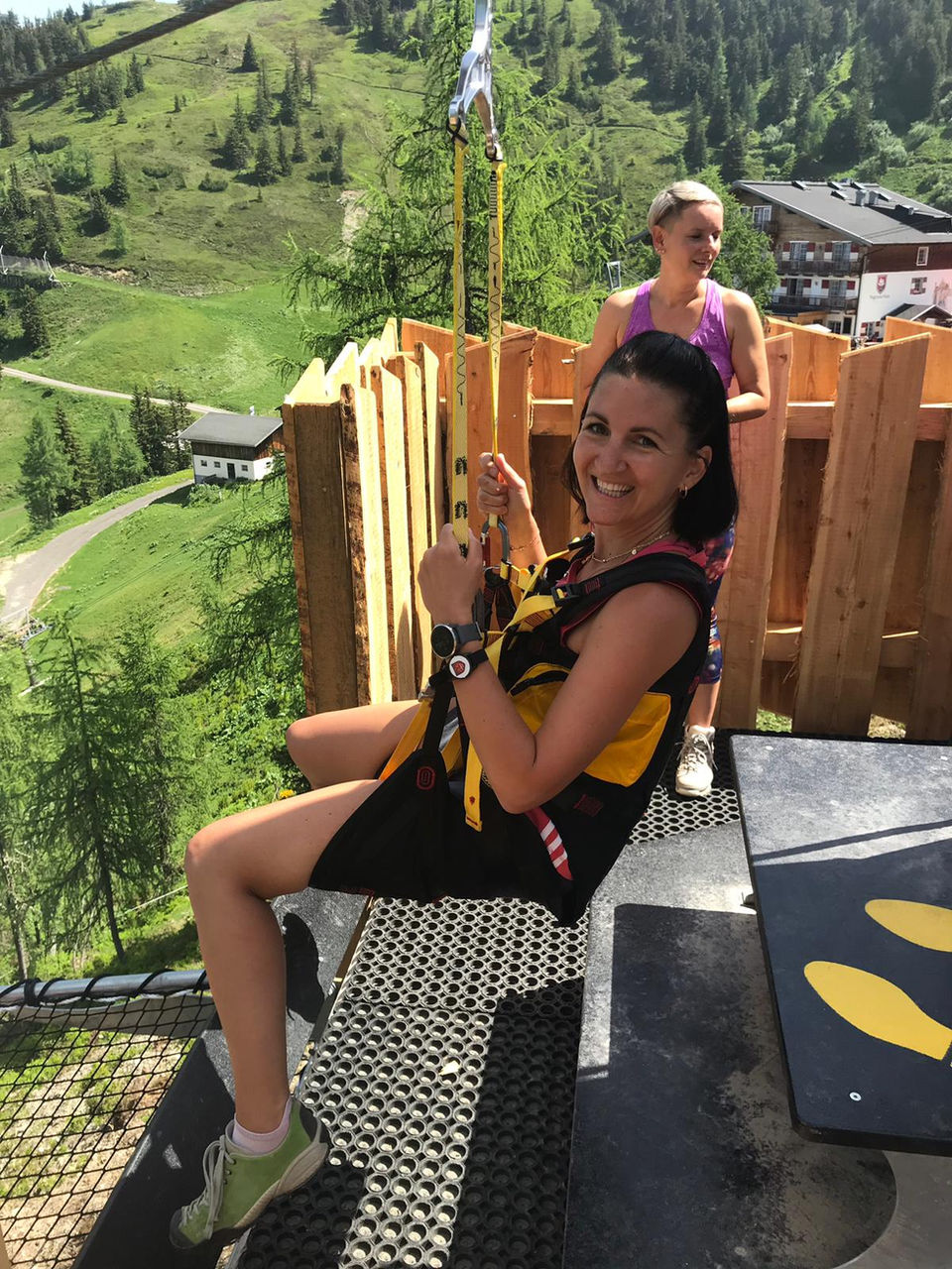 Frau nutzt den Almrausch Flieger (Flying Fox) vom Wagrainer Haus zum Almstadl