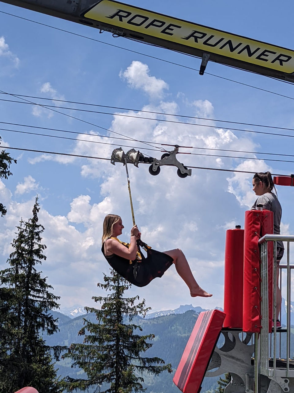 Frau nutzt den Almrausch Flieger (Flying Fox) vom Wagrainer Haus zum Almstadl