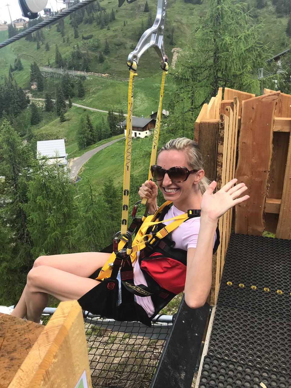 Frau nutzt den Almrausch Flieger (Flying Fox) vom Wagrainer Haus zum Almstadl