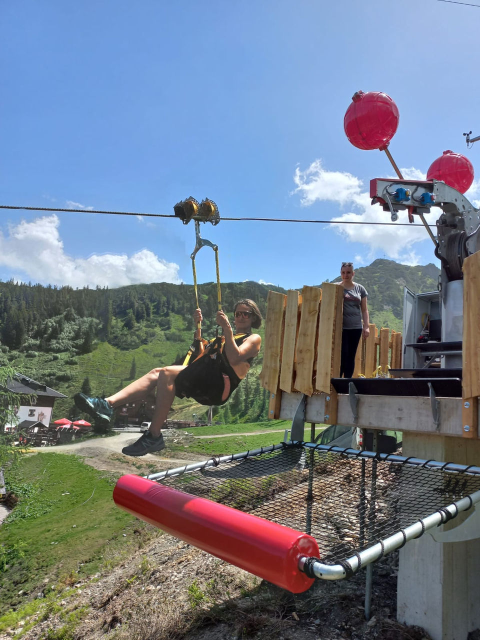Frau nutzt den Almrausch Flieger (Flying Fox) vom Wagrainer Haus zum Almstadl