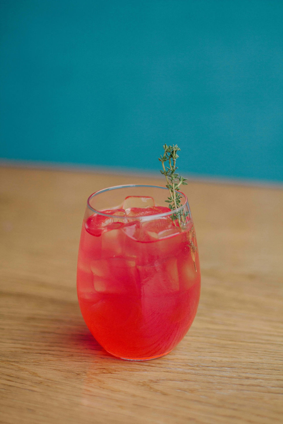 Drink różowy na niebieskim tle