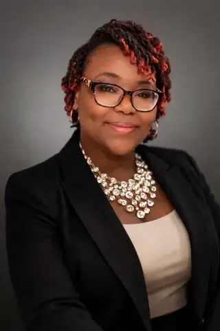 Kendra Farrior é uma artista multigênero (vocalista, rapper e líder de louvor), versátil, que une adoração e rap. Seu single "Kingdom Step" é um hino energético de vitória e liberdade.