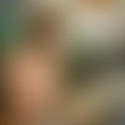 Evelyn Cornell, 13, é uma artista country britânica que une narrativas adolescentes ao country clássico. Com "Seventeen" (2025), tornou-se a produtora country mais jovem do Reino Unido.