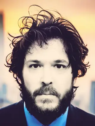 Giuseppe Bonaccorso, compositor, violonista clássico e poeta italiano, cria música atonal e experimental. O artista contracultural lançou álbuns como Inferno e o novo single "Hail Mary".