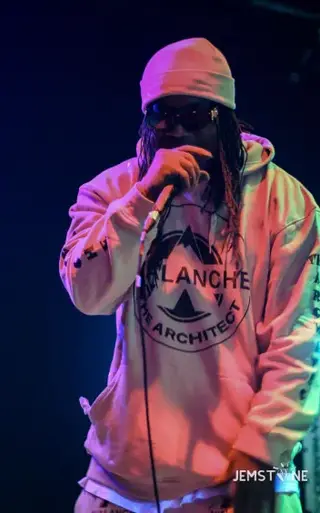 Avalanche The Architect, rapper canadense independente, funde hip-hop, eletrônico e dance, usando marketing ousado. Conhecido por "Electronic Dance Money" e "Booty Fat".