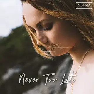 A cantora NIzhNA toca? A música Never Too Late toca aqui!