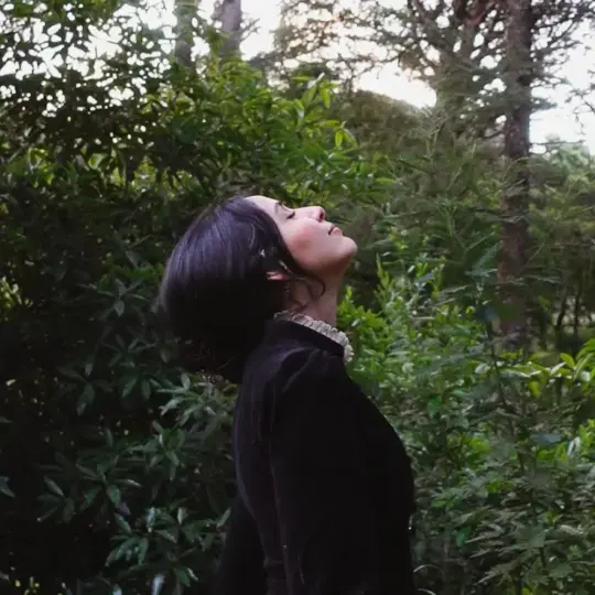 Invadable Harmony é o projeto da compositora e produtora marroquina Mounia Sebti, engenheira que virou musicista após um despertar. Reconhecida globalmente, é Top 1% de artistas do mundo.