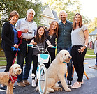 Família feliz com animais de estimação