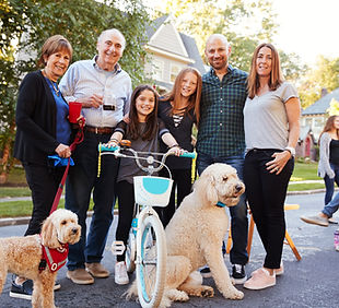 Familia feliz con mascotas