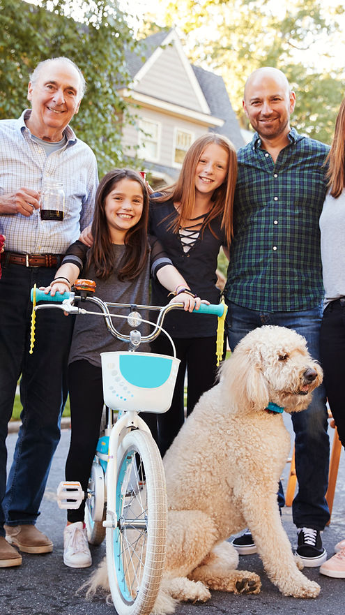 Familia feliz con mascotas