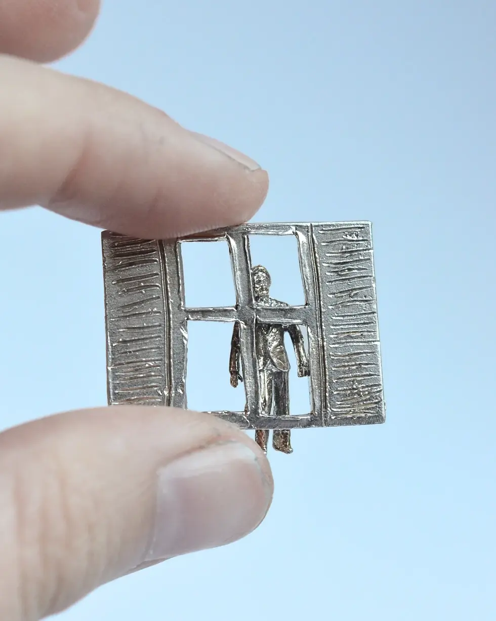 Miniature : Broche créateur fenêtre ouverte avec petite figure en métal