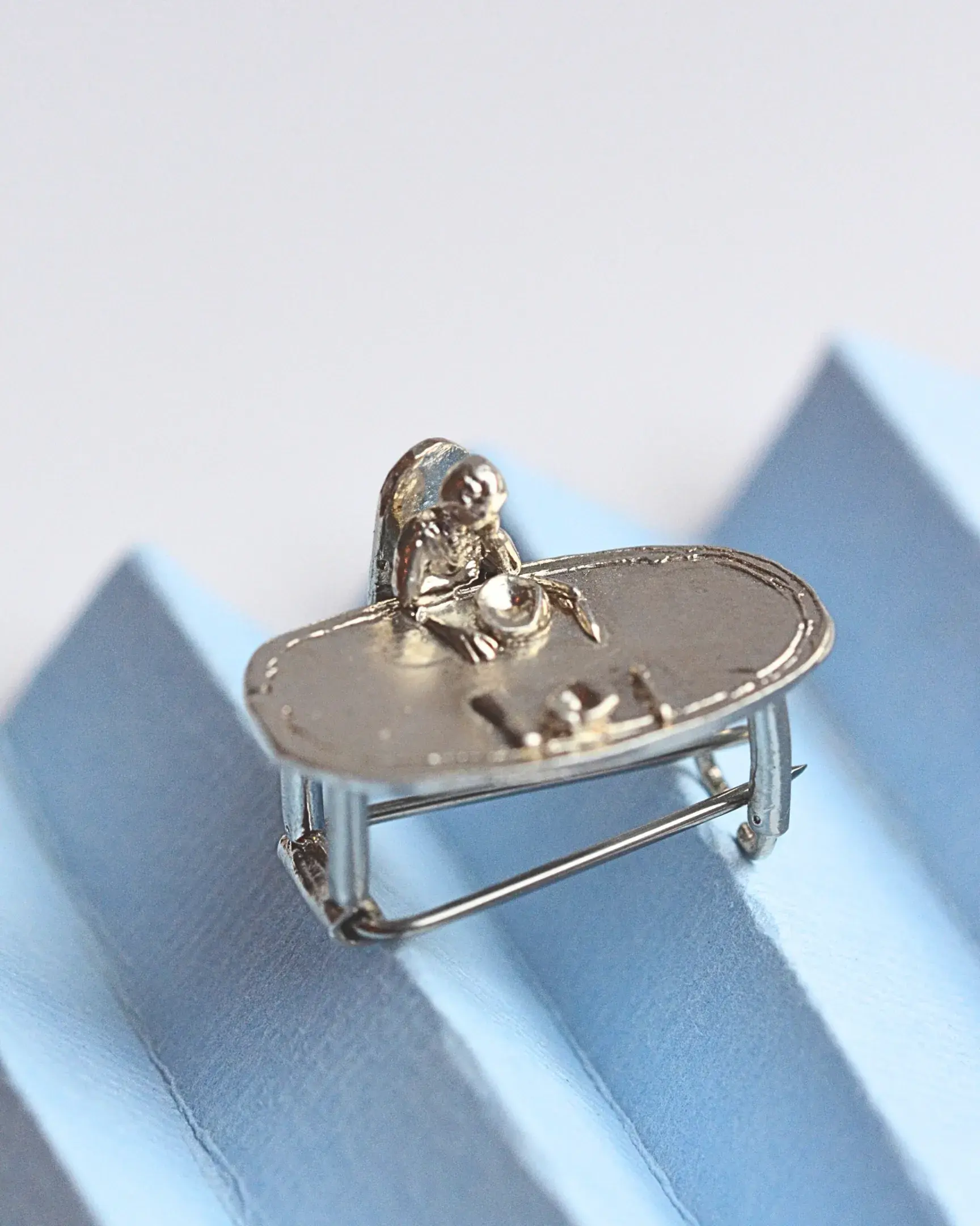 Broche Personnage Table