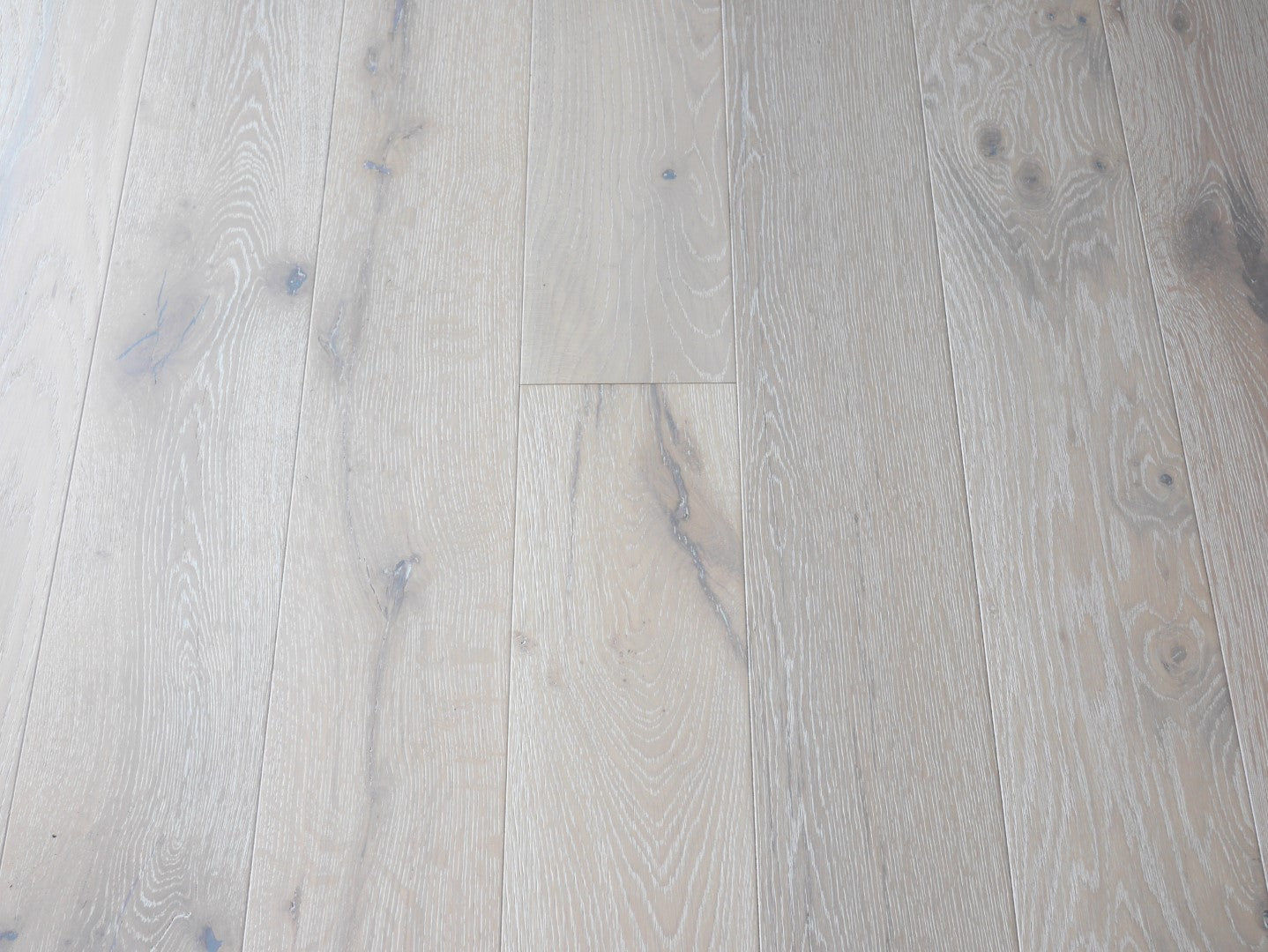 Beautiful, engineered oak flooring Brushed Matt Lacquered Whitewashed