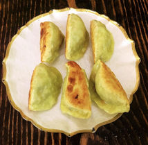 Six pan-fried green dumplings