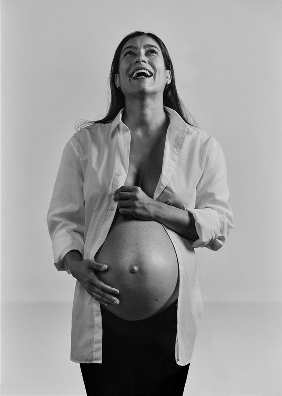 Fine Art Schwangerschaftsfotografie und Babyfoto - danero.art lachende schwangere Frau